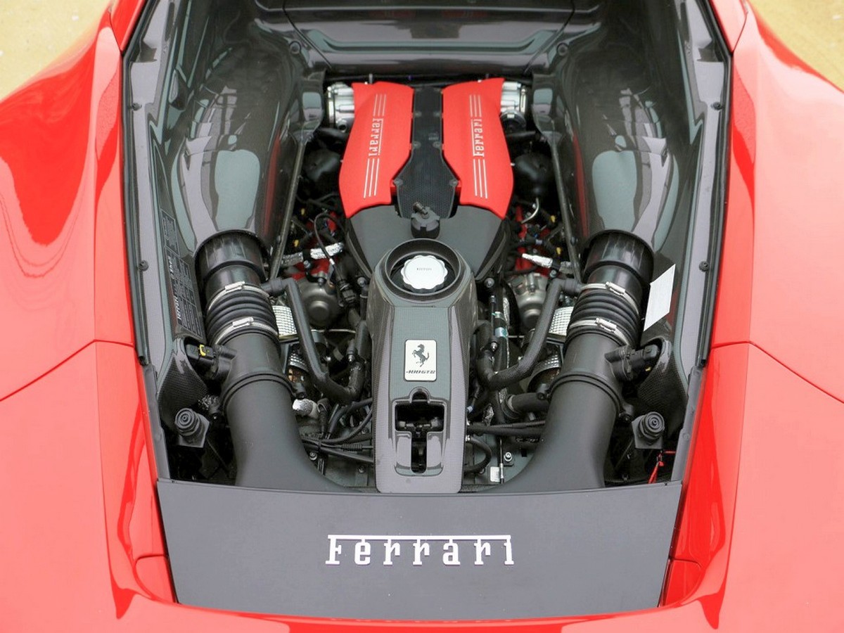 Инженеры показали, как устроен двигатель Ferrari V8