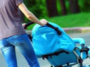 Автомобилист выскочил из машины и, рискуя жизнью, спас младенца