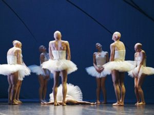 Интернет-пользователей на Кавказе возмутили танцы школьников в балетных пачках