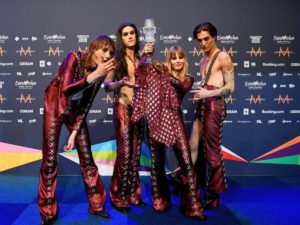 На участнике Евровидения 2021 лопнули штаны во время шоу