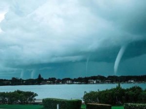 На видео сняли сразу пять смерчей