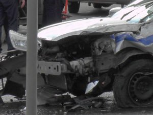 На видео попало ДТП с участием автомобиля полиции и маршрутки