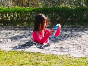 Пользователи соцсетей обсуждают оптическую иллюзию с девочкой, застрявшей в бетоне