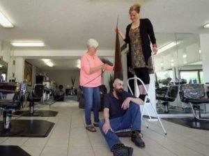 Правда, мужчине нужно было лишь сидеть неподвижно, пока специалист делала свою работу. Реализовать задуманное получилось не с первого раза — волосы мужчины отказывались слушаться, но под воздействием лака и других средств проиграли борьбу. О том, как Джо живётся с такой причёской, вы можете узнать из видео ниже.