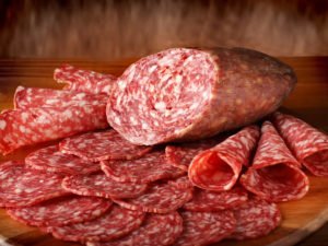 Мужчина купил колбасу с крысиными лапами