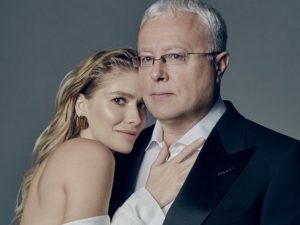 Елена Перминова похвасталась плоским животиком в день выписки из роддома