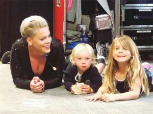 Пинк рассказала фанатам о том, каково быть рок-звездой и матерью