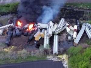 Последствия крушения «химического» поезда в США сняли на видео