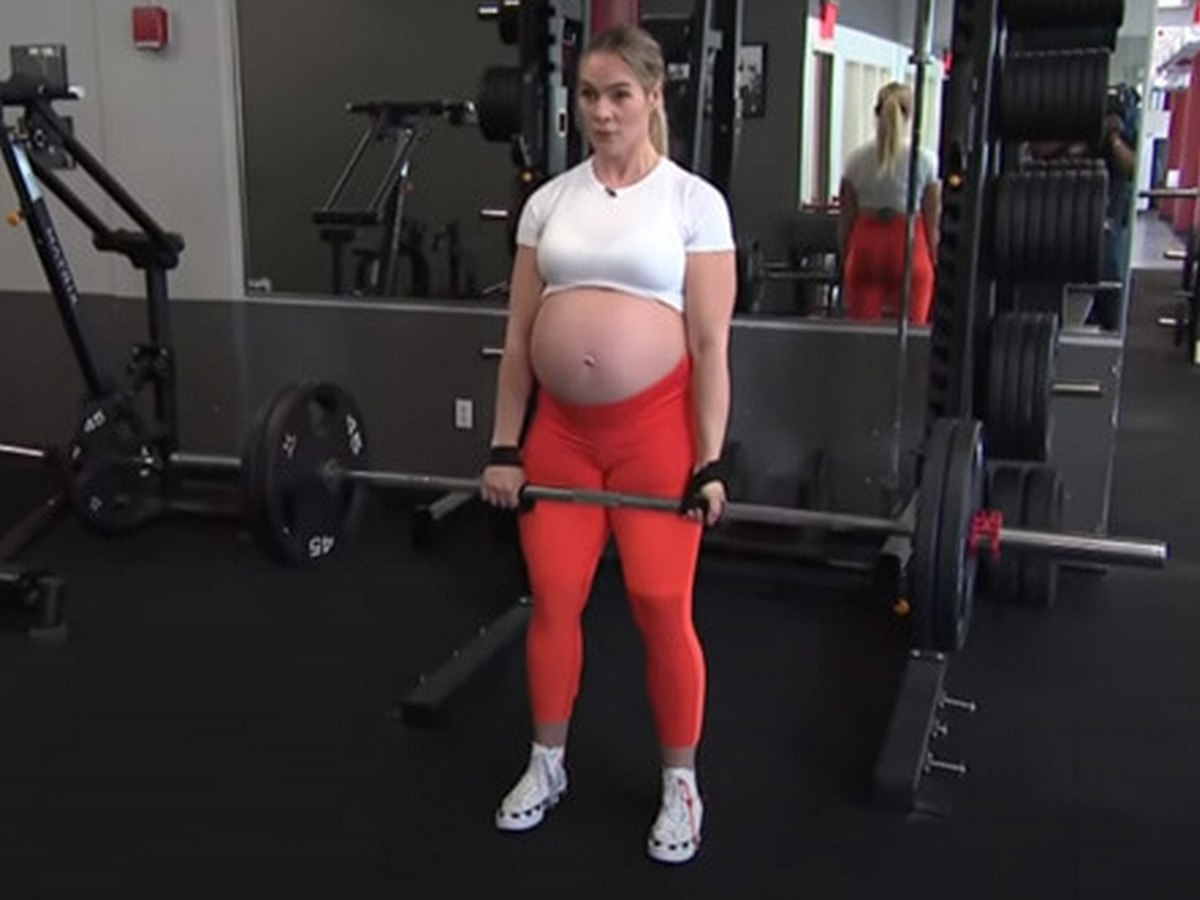 В Сети затравили беременную женщину-инструктора за любовь к тяжелой атлетике