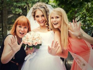 Невеста попросила подружку обрезать волосы, чтобы 