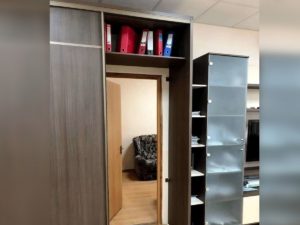 В Сети продолжают обсуждать появление человека из шкафа во время важного совещания