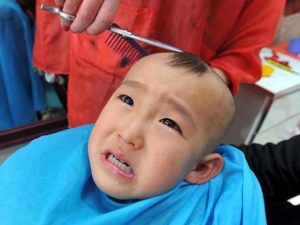 Расстроенный ребенок вызвал полицейских из-за неудачной стрижки