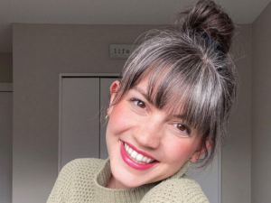 Девушка, поседевшая в 12 лет, перестала краситься и стала интернет-звездой