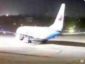Ураганный ветер резко развернул самолет в аэропорту