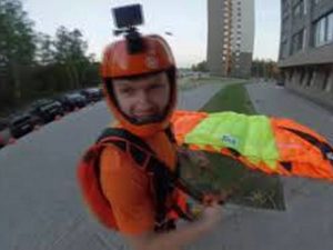 Бейсджамперы сняли на видео свой прыжок с многоэтажки
