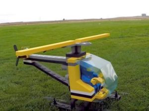 Полет игрушечного вертолёта из Lego сняли на видео