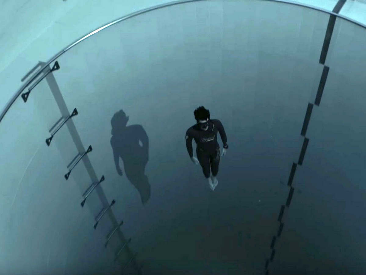9 млн человек увидели, как фридайвер без акваланга погружается в самый глубокий бассейн в мире
