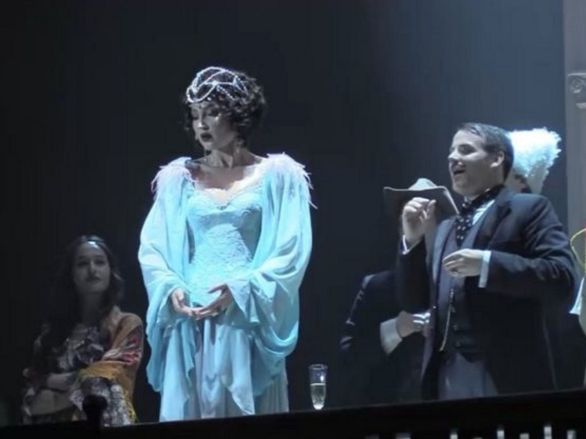 “Общественное безумие”: в Сети появилось новое видео репетиции Бузовой в спектакле МХАТ о Сталине