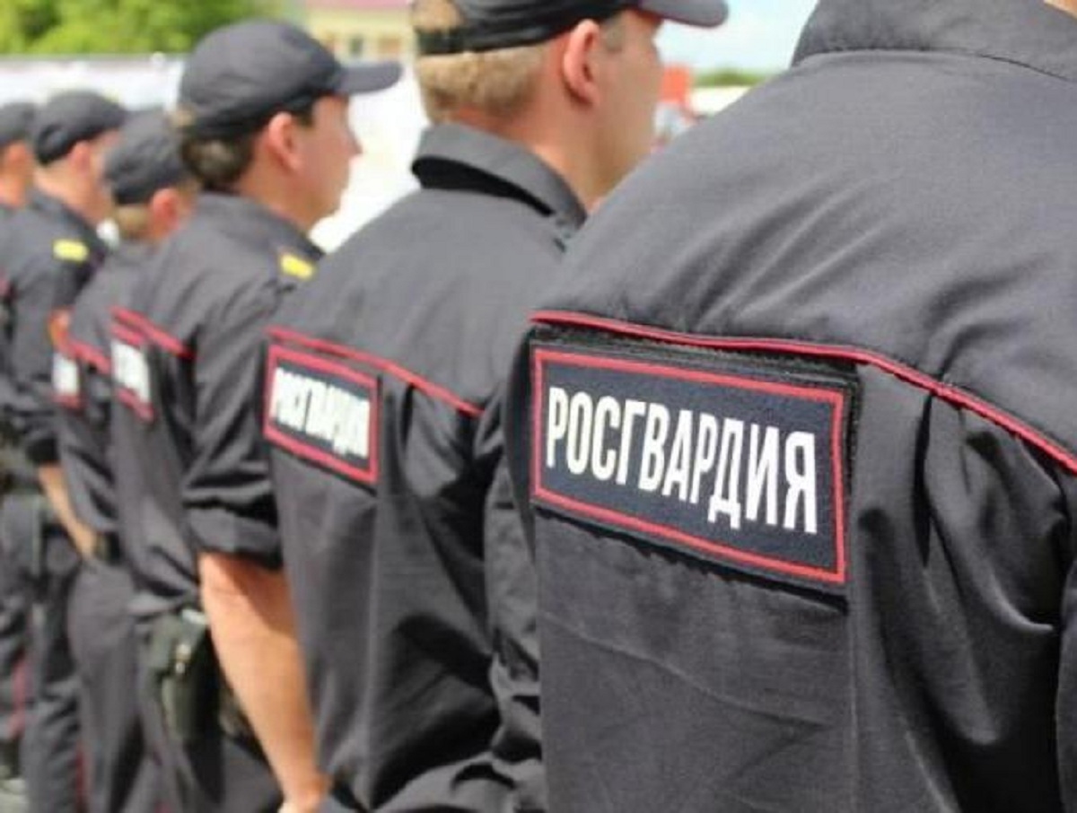 Пьяный прораб на Урале начал стрелять на детской площадке, и был задержан