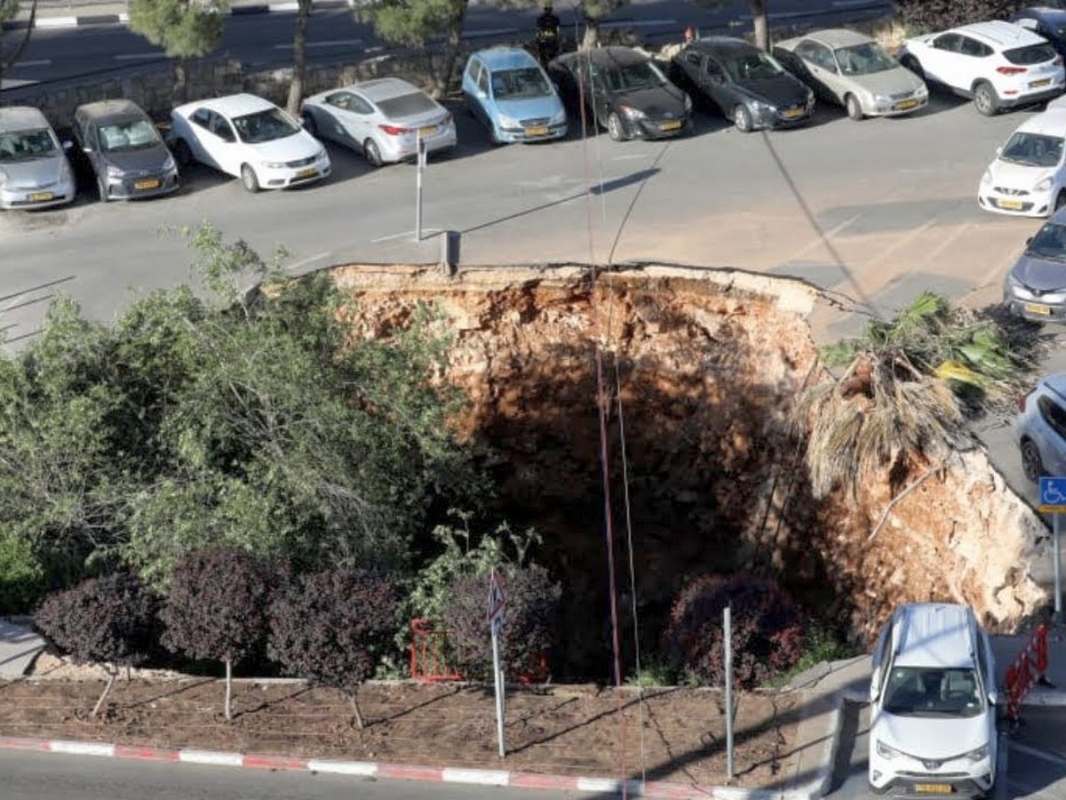 В Израиле сняли на видео, как парковка с автомобилями проваливается под землю