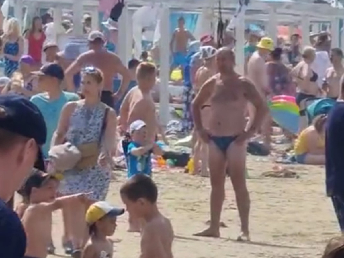 Толпы туристов на Черном море