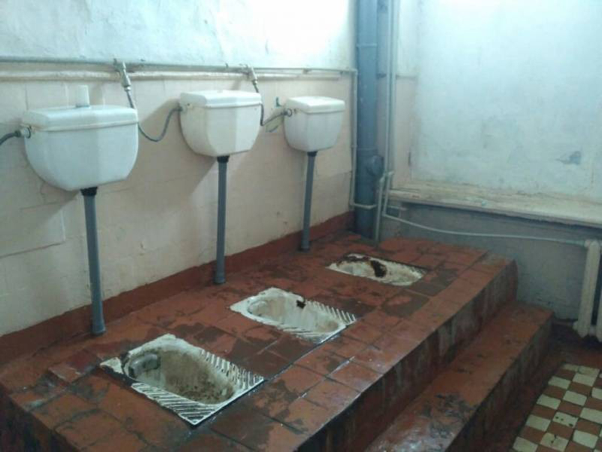 Школьный туалет