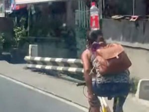 Девушка совершила прогулку на велосипеде с бутылкой на голове