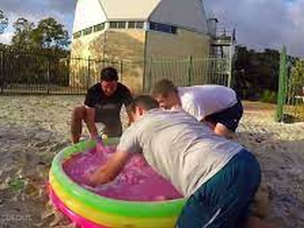 Эксперимент с шаром для боулинга, упавшим в неньютоновскую жидкость, посмотрели более 21 млн человек