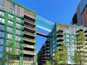 Ролики с бассейном, построенном на высоте 35 метров, набирают популярность в Сети