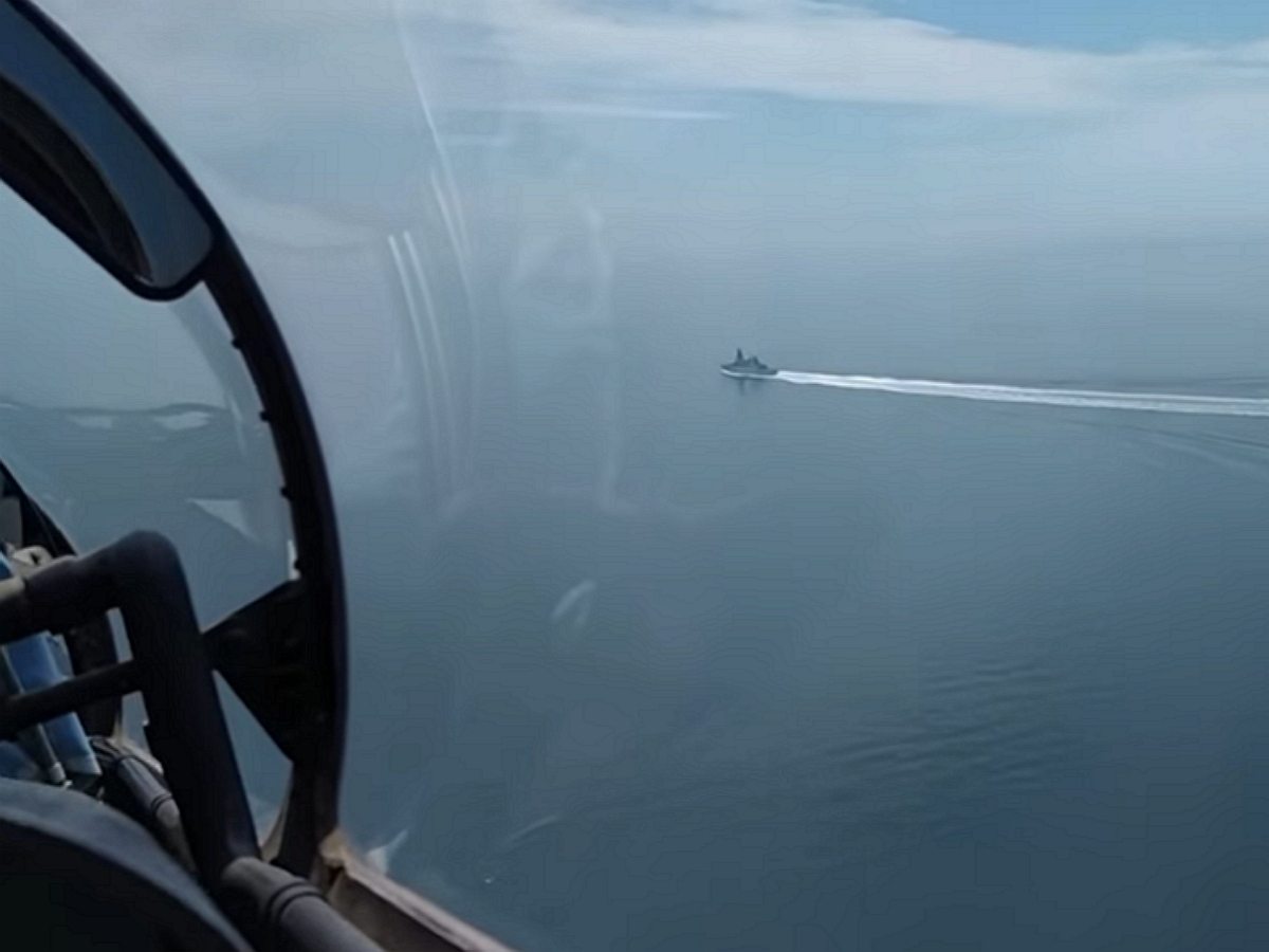 В Сети появилось видео пролета над британским эсминцем