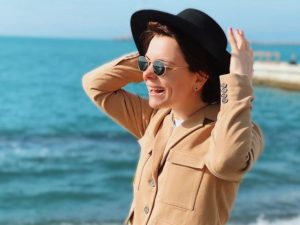 Фото молодой супруги Евгения Петросяна в купальнике собрало более 5 тысяч лайков