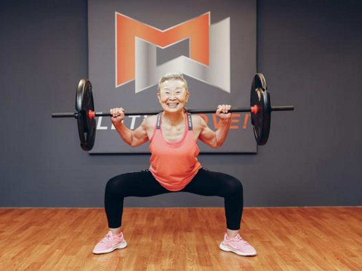 90-летняя бабушка полюбила фитнес и стала инструктором