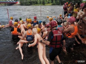 В соревнованиях с секс-куклами приняли участие сотни пловцов