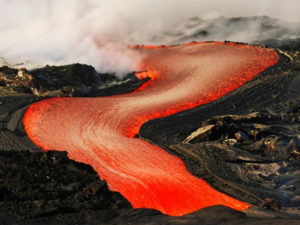 В Исландии вулканическая лава прорвала дамбу