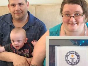 Ребенок, родившийся с весом 300 граммов, отпраздновал день рождения