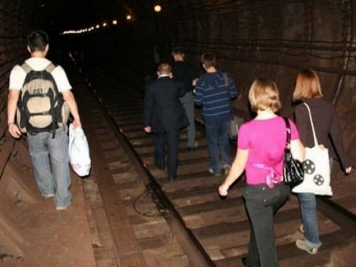 Сотни человек эвакуировали из метро Петербурга из-за аварии в тоннеле