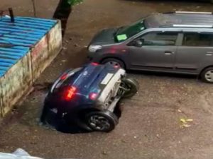 В Индии после сильных ливней машина ушла под воду прямо на стоянке