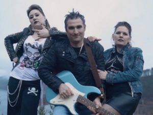 Родители выпускников из Читы отметились в Сети панк-клипом на мотив песни «Короля и шута»