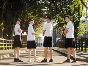 Школьник пришёл на урок в юбке, протестуя против запрета носить шорты