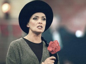 Лайма Вайкуле превратилась в жгучую брюнетку