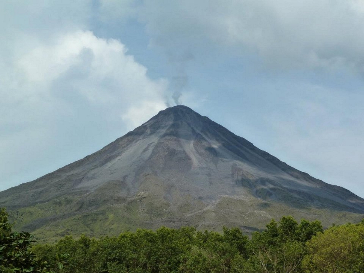 Мощное извержение вулкана на Коста-Рике попало на видео