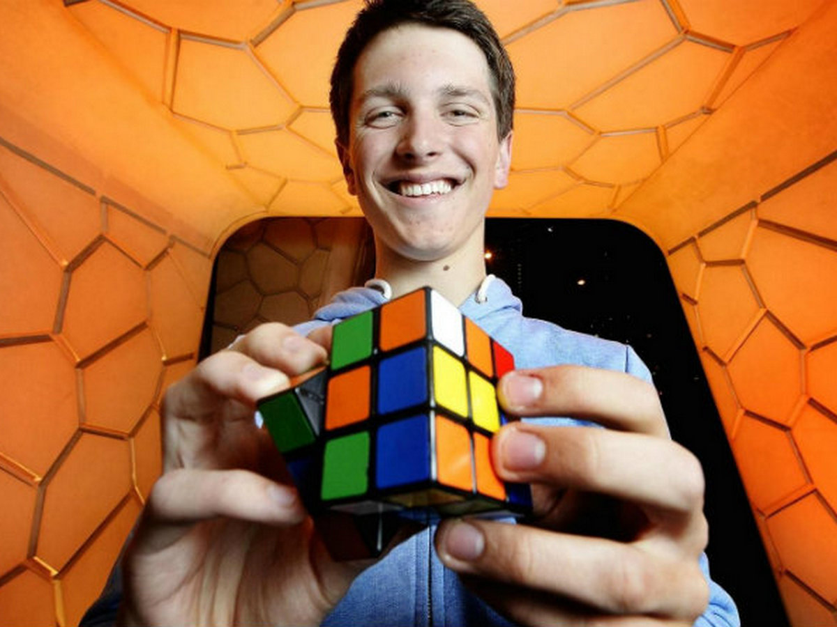 Команда игроков установила мировой рекорд в сборке кубика Рубика