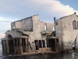 Блогер выложил видео старого особняка в воде, вызвав приток туристов
