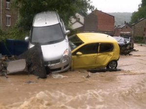 В Бельгии объявлено стихийное бедствие: дороги превратились в бурлящие реки
