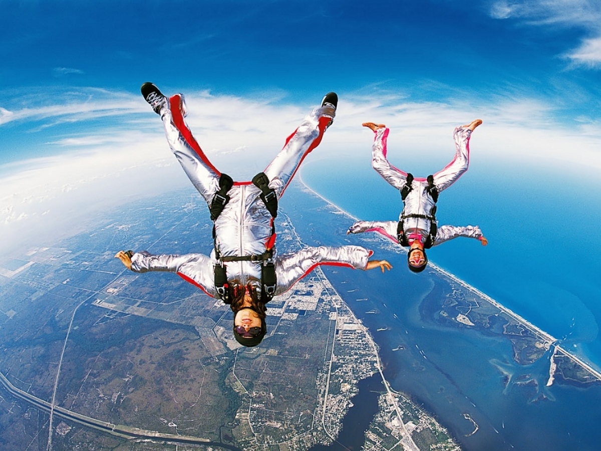Скайдайвер спас друга, раскрыв его парашют на высоте 3000 метров