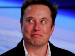 Байкер задумался и попал в нелепое ДТП на пустой дороге