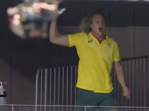 Эмоциональная реакция австралийского тренера на победу своей подопечной стала мемом в сети