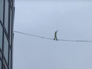 В Риге экстремал прогулялся по канату между высотками