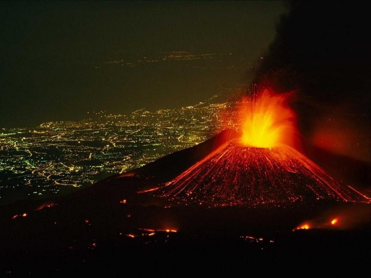 Извержение вулкана Этна на Сицилии попало на видео