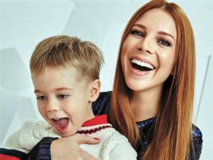 Модель плюс-сайз разделась на Тауэрском мосту во славу бодипозитива